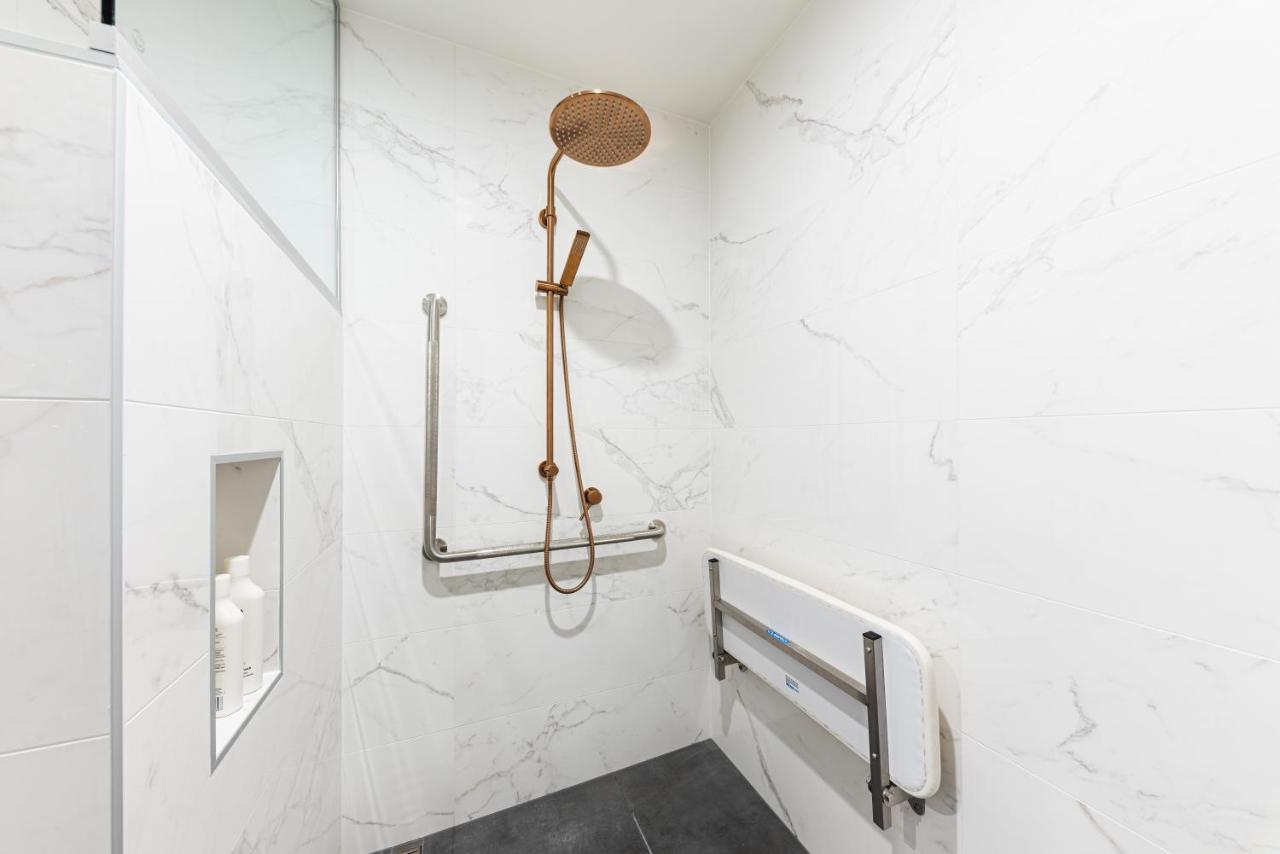 Galaxy Boutique Hotel 레이크 테카포 외부 사진 Shower seat