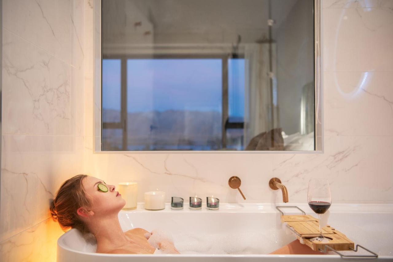 Galaxy Boutique Hotel 레이크 테카포 외부 사진 A woman relaxing in a bathtub